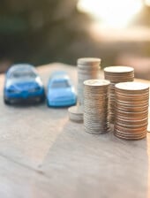 Guía de precios de carros usados en Colombia: imagen con monedas que simbolizan el valor de un vehículo
